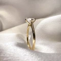 verlobungsring-solitaire-aura-moissanit-0-5ct-brillantschliff-gelbgold-nahaufnahme-seite-hariets.jpg