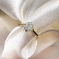 verlobungsring-solitaire-aura-moissanit-0-5ct-brillantschliff-gelbgold-nahaufnahme-hariets.jpg