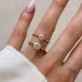 verlobungsring-solitaire-aura-moissanit-0-5ct-brillantschliff-gelbgold-an-der-hand-vergleich-hariets.jpg