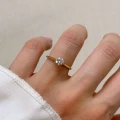 verlobungsring-solitaire-aura-moissanit-0-5ct-brillantschliff-gelbgold-an-der-hand-hariets.jpg
