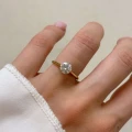 verlobungsring-solitaire-aura-moissanit-1ct-brillantschliff-gelbgold-an-der-hand-hariets.jpg