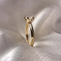 verlobungsring-moissanit-1ct-brillantschliff-nahaufnahme-seite-gelbgold-hariets.jpg