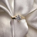 verlobungsring-moissanit-1ct-brillantschliff-nahaufnahme-gelbgold-hariets.jpg
