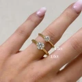Verlobungsring-The-One-Moissanit-IGI-0-5ct-und-1ct-Brillantschliff-Gelbgold-am-Finger-Hariets.jpg