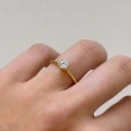 Verlobungsring-The-One-moissanit-IGI-0-5ct-Brillantschliff-Gelbgold-am-Finger-Hariets.jpg
