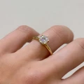 Verlobungsring-The-One-moissanit-IGI-1ct-Brillantschliff-Gelbgold-am-Finger-Hariets.jpg