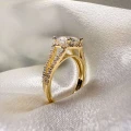 verlobungsring-halo-moissanit-2ct-brillantschliff-nahaufnahme-seite-gelbgold-dualrail-hariets1.jpg