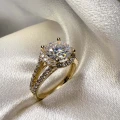verlobungsring-halo-moissanit-2ct-brillantschliff-nahaufnahme-seite-gelbgold-dualrail-hariets.jpg