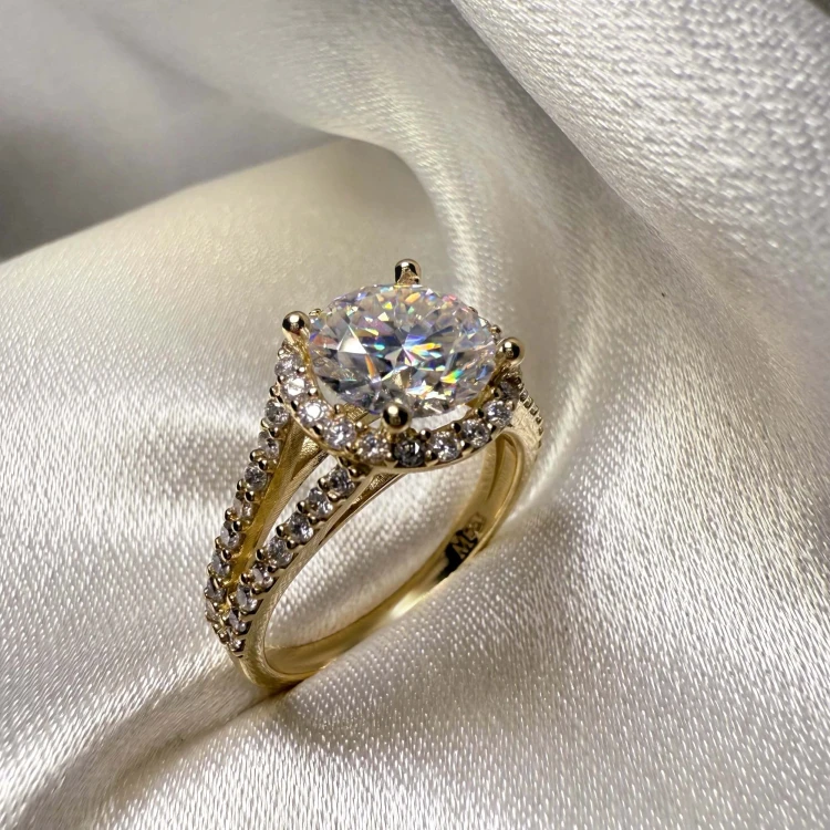 verlobungsring-halo-moissanit-2ct-brillantschliff-nahaufnahme-seite-gelbgold-dualrail-hariets.jpg