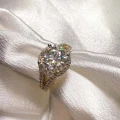 verlobungsring-halo-moissanit-2ct-brillantschliff-nahaufnahme-gelbgold-dualrail-hariets.jpg