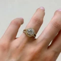 verlobungsring-halo-moissanit-2ct-brillantschliff-am-finger-gelbgold-dualrail-hariets.jpg