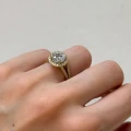 verlobungsring-halo-moissanit-2ct-brillantschliff-am-finger-seite-gelbgold-dualrail-hariets.JPG