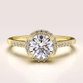 verlobungsring-halo-moissanit-1ct-brillantschliff-gelbgold-mirage-hariets.jpg