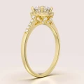 verlobungsring-halo-moissanit-1ct-brillantschliff-seitenansicht-gelbgold-mirage-hariets.jpg