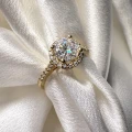 verlobungsring-halo-moissanit-1ct-brillantschliff-front-aufnahme-zoom-gelbgold-mirage-hariets.jpg