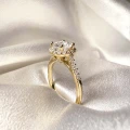 verlobungsring-halo-moissanit-1ct-brillantschliff-seitenansicht-zoom-gelbgold-mirage-hariets.jpg