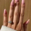 verlobungsring-halo-moissanit-1ct-brillantschliff-am-finger-gelbgold-mirage-hariets.jpg