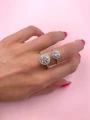 verlobungsring-halo-moissanit-1ct-brillantschliff-am-finger-vergleich-gelbgold-mirage-hariets.jpg