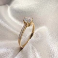 verlobungsring-halo-pave-moissanit-1ct-brillantschliff-nahaufnahme-seite-gelbgold-hariets.jpg