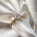 verlobungsring-halo-pave-moissanit-1ct-brillantschliff-nahaufnahme-front-gelbgold-hariets.jpg
