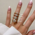 verlobungsring-halo-pave-moissanit-1ct-brillantschliff-am-finger-vergleich-gelbgold-hariets.JPG