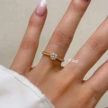 verlobungsring-halo-pave-moissanit-0-5ct-brillantschliff-am-finger-gelbgold-hariets.JPG