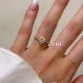 verlobungsring-halo-pave-moissanit-1ct-brillantschliff-am-finger-gelbgold-hariets.JPG