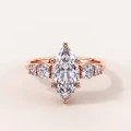 Verlobungsring-Trinity-Moissanit-2ct-Marquiseschliff-Roségold-Olympia-Hariets.jpg