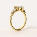 Verlobungsring-Trinity-Moissanit-2ct-Marquiseschliff-Gelbgold-Seite-Olympia-Hariets.jpg