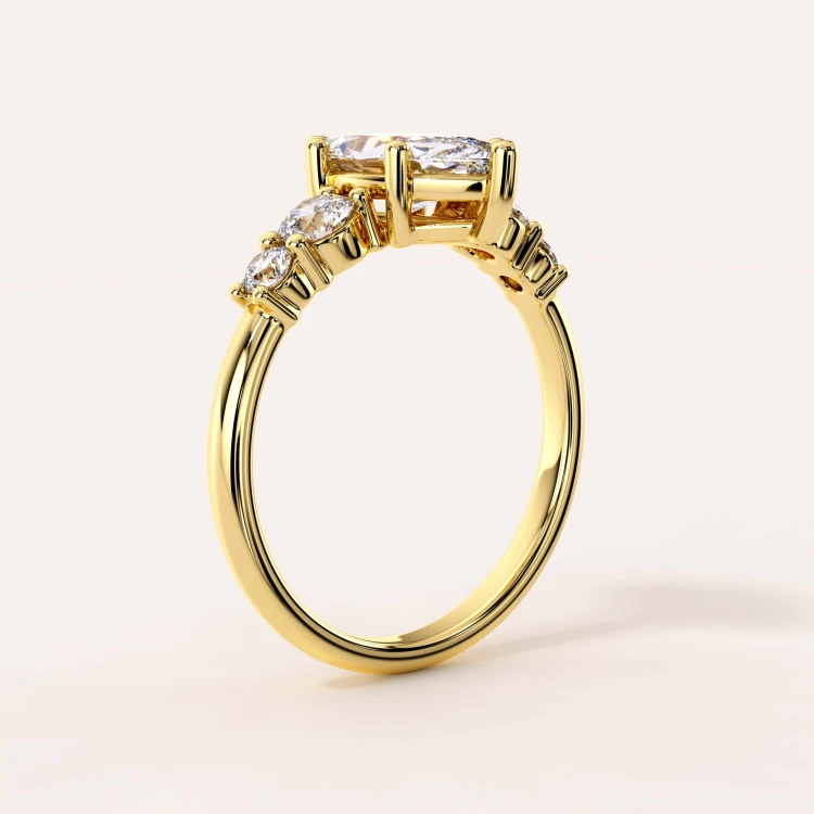 Verlobungsring-Trinity-Moissanit-2ct-Marquiseschliff-Gelbgold-Seite-Olympia-Hariets.jpg
