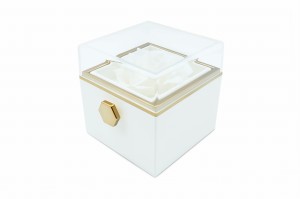 Die Box für den Ring mit einer ewigen weißen Rose